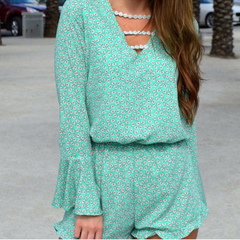 ✨HP🎉✨🆕 NWOT Judith March Daisy Romper 🌼